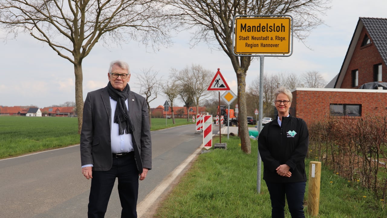 Ortsbürgermeister Günter Hahn und Gabi von RASANNNT machen sich für den Ausbau in Mandelsloh stark